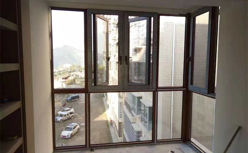 详情介绍 长沙断桥铝门窗现广泛应用于中高端装修,其采用隔热断桥铝